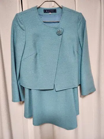 엠즈 그레이시 스카이블루 자켓과 스커트 셋업