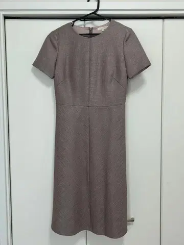 EPOCA 40 더스티 핑크 계열 반팔 무릎 기장 원피스