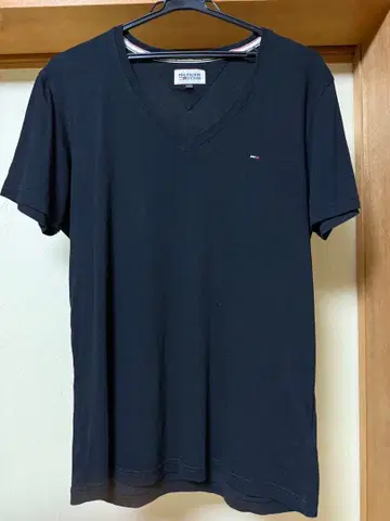 타미힐피거 블랙 V넥 티셔츠
