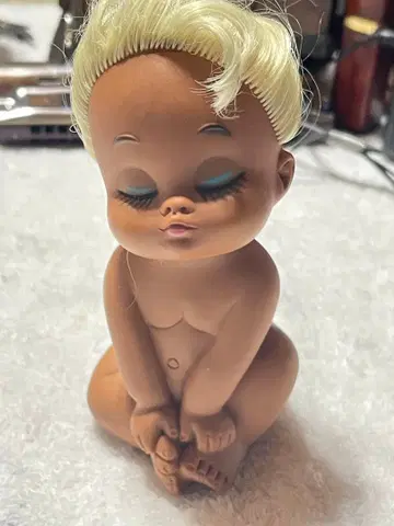 금발 머리 앉아있는 인형