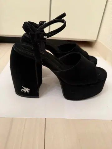 YELLO 청키 힐 샌들 M 사이즈