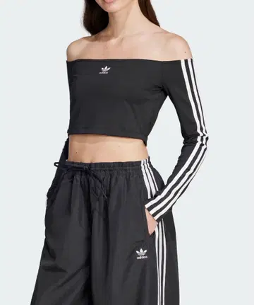 아디다스 오프숄더 크롭탑 블랙