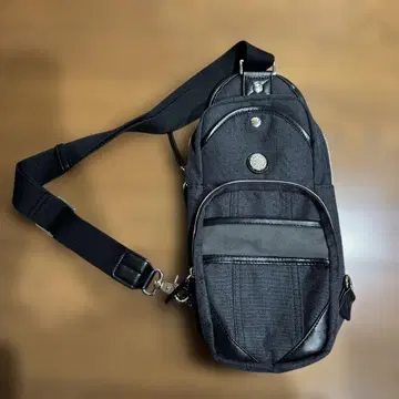 가격 인하! 새상품급! 다크 그레이 바디백