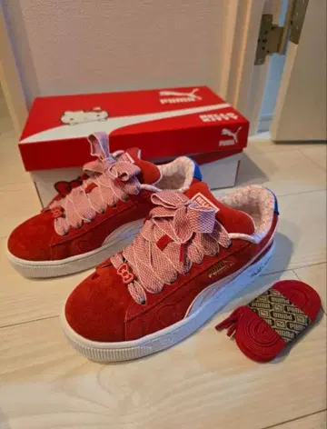 PUMA 헬로키티 콜라보 스웨이드 스니커즈
