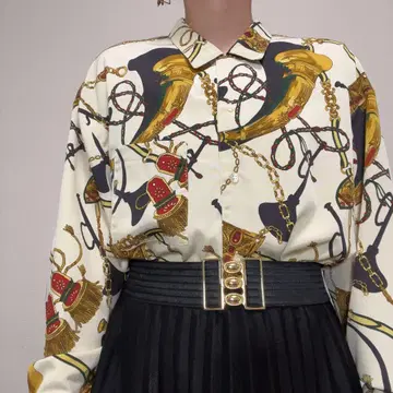 크림 계열 체인 벨트 스카프풍 빈티지 패턴 셔츠