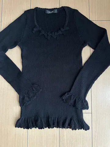 핑크하우스 블랙 리본 장식 리브 니트