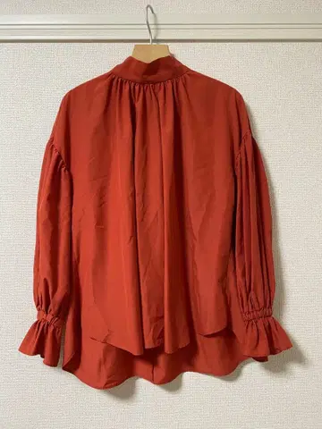 SHIPS 하이넥 리본 블라우스