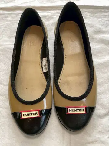 HUNTER 플랫슈즈 베이지/블랙