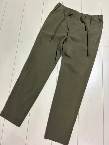 미사용에 가까운 올리브 카키 M 사이즈 팬츠