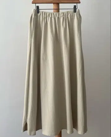 위르겐 레르 요르겐 레일 약간 짙은 아이보리 컬러의 스커트