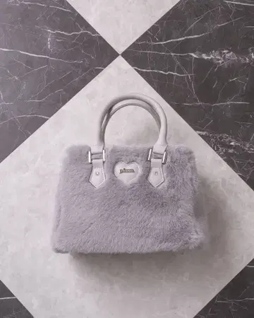 새상품 미사용 pium 비쥬 체인 달린 pium 하트 퍼 백 그레이