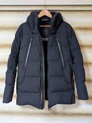 데상트 얼터레인 미즈사와 다운 하프 코트 M 사이즈 블랙