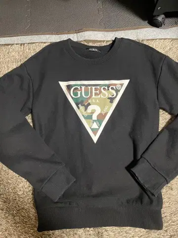 GUESS 블랙 트라이앵글 로고 맨투맨 soph 콜라보