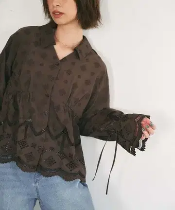 STRATA 에스트라 자수 리본 슬리브 블라우스 브라운