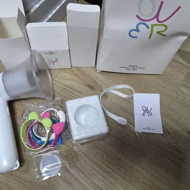 QWER 응원봉풀셋,포토카드,포스터 팝니다