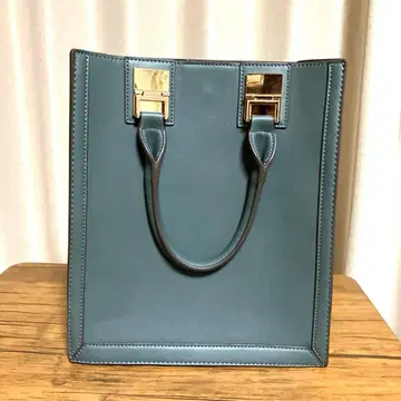 포인트 컬러로 자유로운 어레인지가 가능한 내추럴 뷰티 그린 가죽 토트백