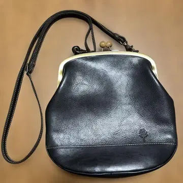 kanmi의 블랙 가죽 숄더백 가마구치