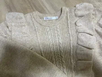 MOUSTY 프릴 니트 스웨터