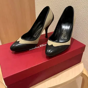 Ferragamo 하이힐 베이지/블랙