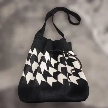 니트 숄더백 블랙 앤 화이트 기하학 패턴