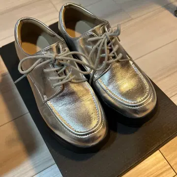 메탈릭 실버 로퍼 합성 피혁 ORiental TRaffic