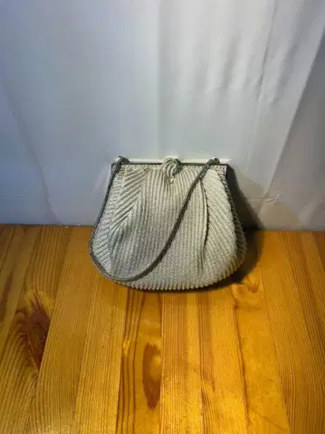 실버 플리츠 클러치백