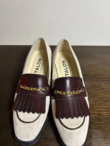 프린지 체인 장식 베이지 로퍼