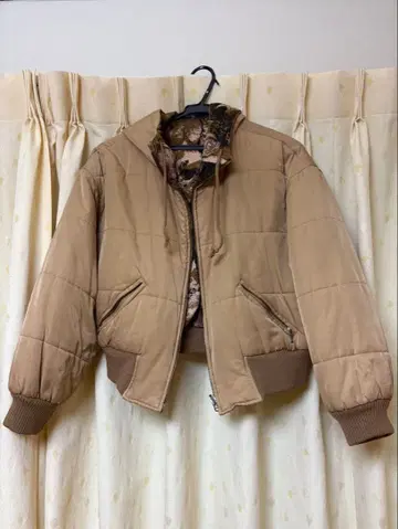 후드 부착 다운 자켓 베이지 카모플라쥬