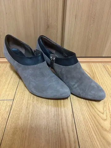 Riz 그레이 스웨이드 부티 23.5EEcm