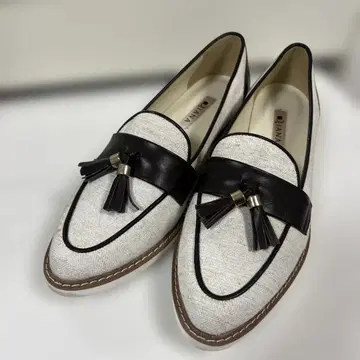 DIANA 태슬 로퍼 화이트 블랙