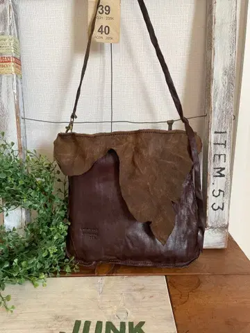 다크 브라운 가죽 숄더백