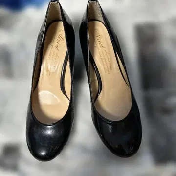 블랙 플레인 펌프스 중간 힐