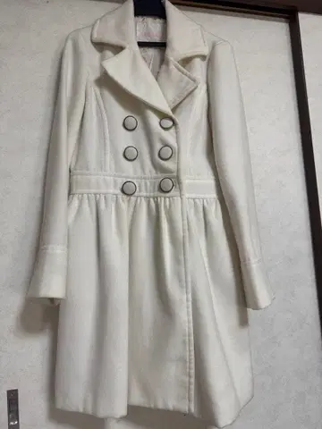 화이트 더블 버튼 롱 코트