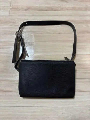 Calvin Klein 숄더백 웨스트 파우치 블랙