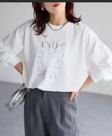 리베리 스퀘어 로고 자수 맨투맨 미사용 새상품