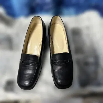 검은색 가죽 중간 굽 펌프스