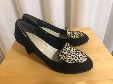네이비 레오파드 무늬 스웨이드 펌프스