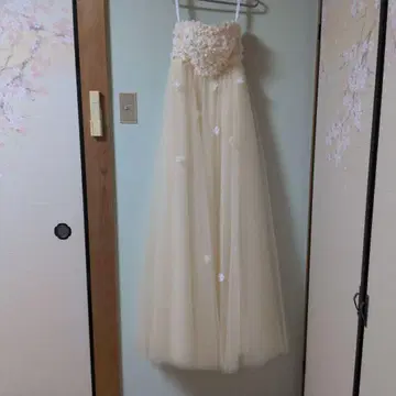 크림색 꽃 장식 롱 드레스