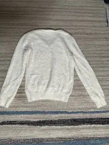 화이트 아크릴 스웨터 M 사이즈