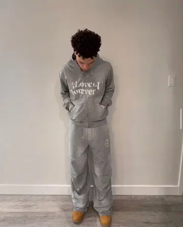 릴 모세이 착용 맨투맨