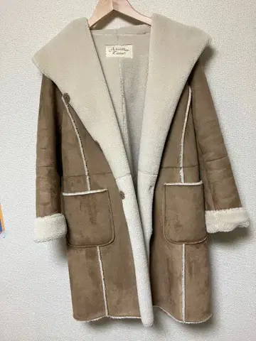 베이지 후드 부착 무스탕 코트