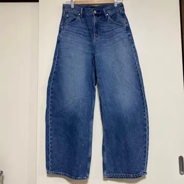 유니클로 배기 커브진스 기장 짧음 25