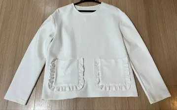 프릴 달린 화이트 긴팔 상의