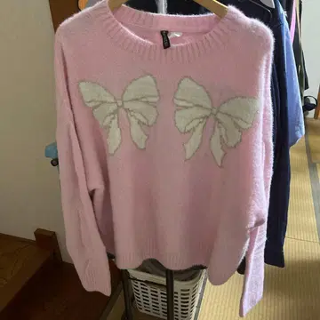 리본 무늬 핑크 니트 스웨터