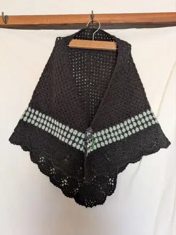 푹신푹신 모헤어 블랙 삼각형 스톨