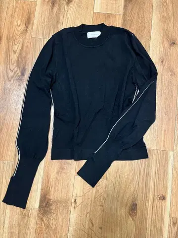 손목에 여성스러움을 더한 블랙 긴팔 니트 (사이드 라인 포함)