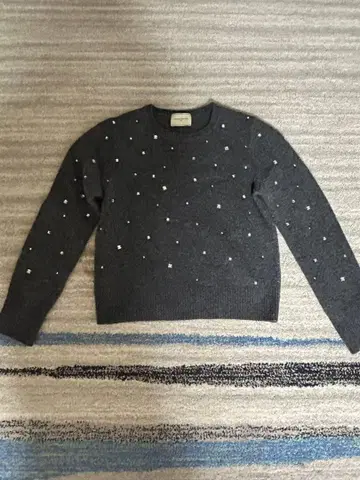 비즈 장식 다크 그레이 울 스웨터