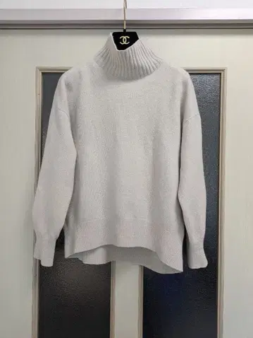 스픽앤스팬 캐시미어 혼방 하이넥 니트 라이트 베이지