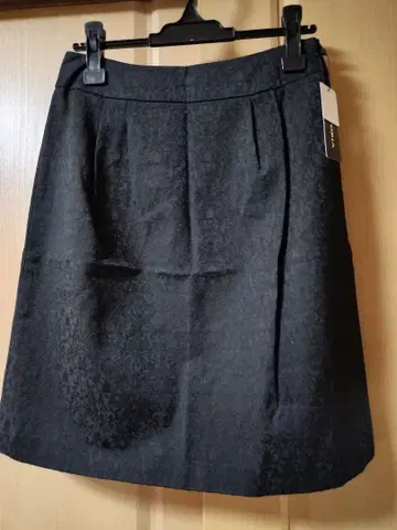 갤러리아 자수 블랙 사다리꼴 스커트 새상품 67cm