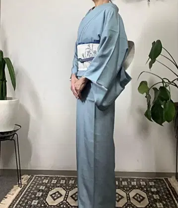 스카이블루 색상의 단의 문장 기모노.